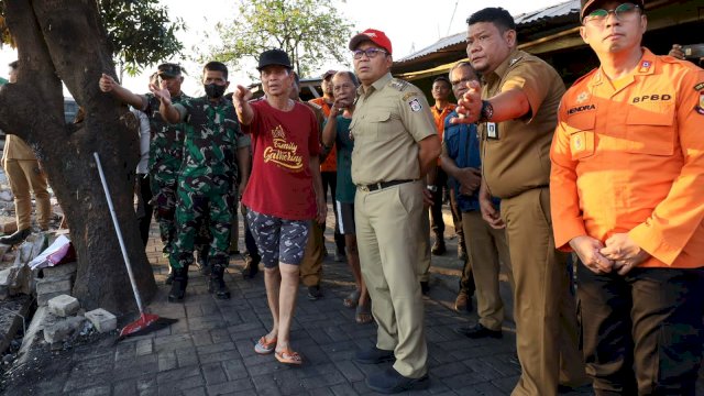 Wali Kota Makassar, Moh Ramdhan Pomanto saat meninjau lokasi kebakaran/Ist