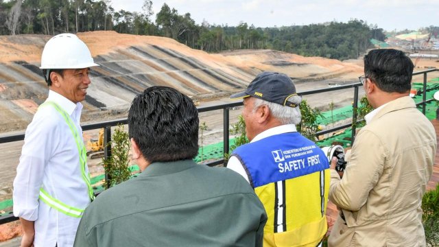 Presiden Jokowi Tinjau Langsung Pembangunan Jalan Tol IKN: Target Juni 2024 Rampung