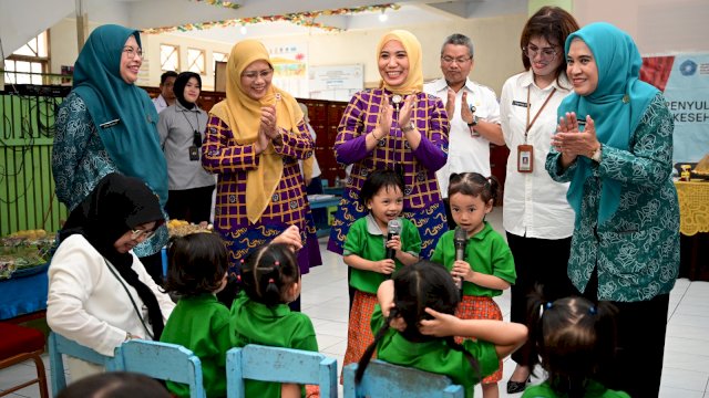 Bunda PAUD Sulsel, Sofha Marwah Bahtiar, bernyanyi bersama anak-anak di UPT Pusat Pelayanan Rehabilitasi Sosial Anak Inang Matutu.