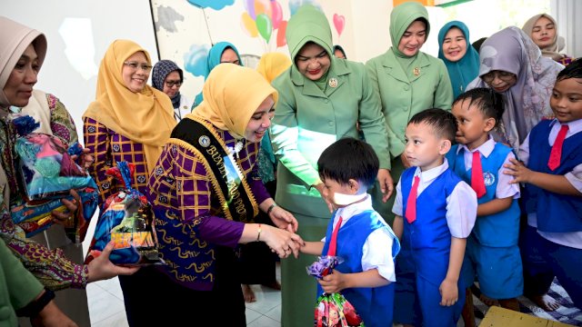 Sofha Marwah bersama Desi Totok Imam menyerahkan bingkisan kepada anak-anak yang akan memeriksakan kesehatan giginya. 