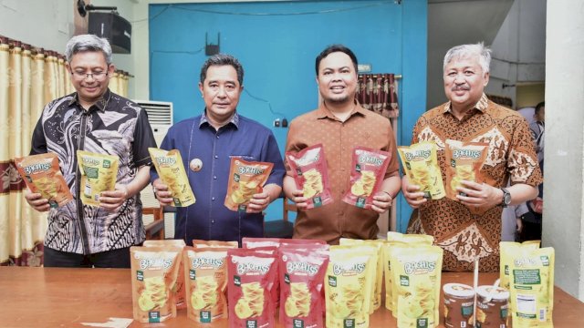 Pj Gubernur Bahtiar saat bertemu pengusaha kripik pisang di Pinrang.