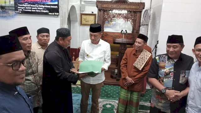 Pj Wali Kota Parepare dan Pj Gubernur Sulsel Silaturahim Bersama Jamaah di Masjid Raya