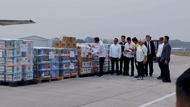 Presiden Joko Widodo melepas bantuan untuk Palestina dari Lanud Halim Perdanakusuma, Sabtu, 4 November 2023.