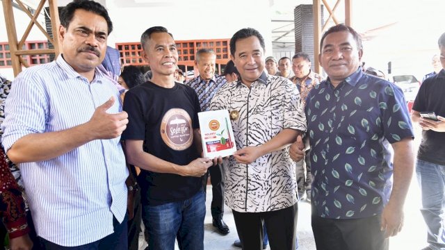Pj Gubernur Bahtiar mencoba kopi Latimojong.