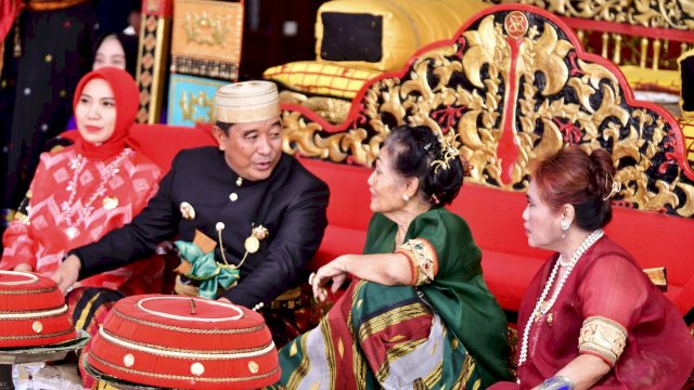 Pj Gubernur Sulsel, Bahtiar Baharuddin didampingi Pj Ketua TP PKK Sulsel, Sofha Marwah Bahtiar, melakukan silaturahmi ke Kedatuan Luwu, di Istana Datu Luwu, Minggu, 5 November 2023.