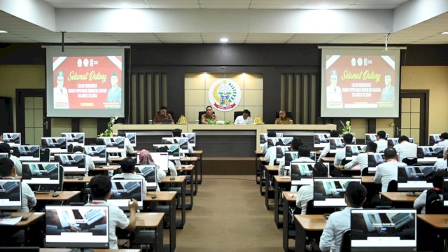 Uji kompetensi berbasis CAT (Computer Assisted Test), untuk calon Komisioner KPID Sulsel periode 2023 - 2026, di Assessment Center UPT Penilaian Potensi dan Kompetensi  BKD Sulsel, Senin, 6 November 2023.