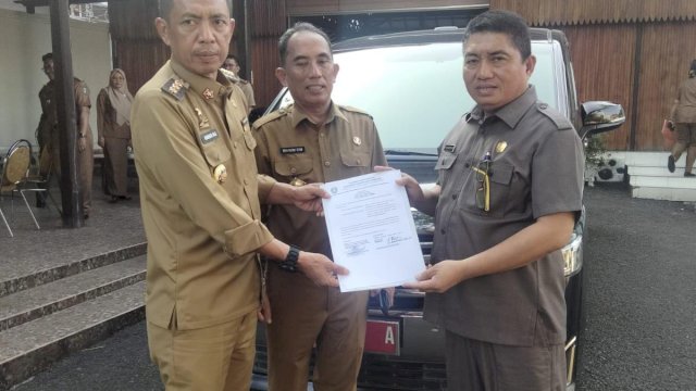 Taufan Pawe Serahkan Mobil Dinas Toyota Vellfire ke Pemkot Parepare