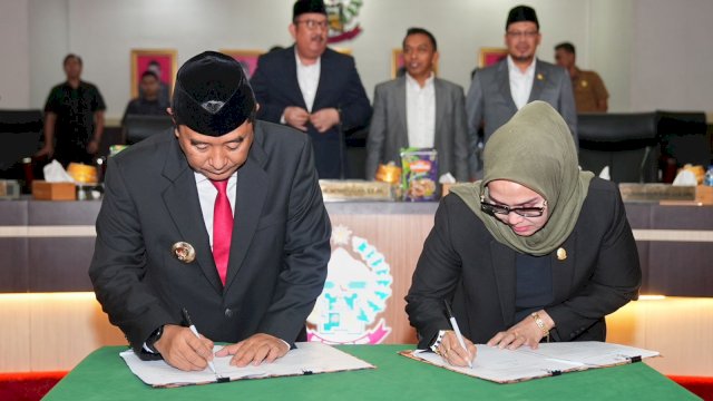 Ranperda APBD Sulsel Tahun 2024 ditandatangani langsung Ketua DPRD Sulsel Andi Ina Kartika Sari bersama Pj Gubernur Sulsel Bahtiar Baharuddin. 