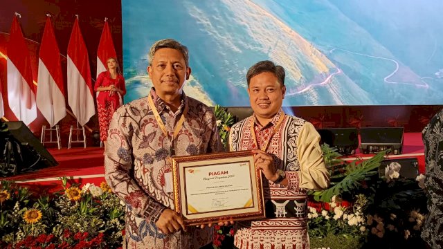 Pj Sekda Andi Muhammad Arsjad mewakili Pj Gubernur Sulsel menerima penghargaan Anugrah Pengadaan 2023 dalam kategori Pemerintah Provinsi dengan Persentase Nilai Transaksi PDN (Produk Dalam Negeri).