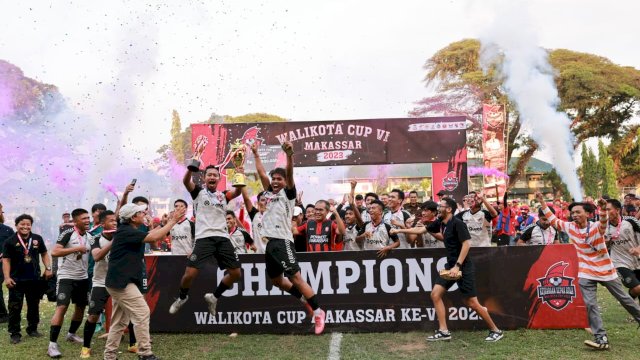Danny Pomanto Serahkan Uang Tunai Rp50 Juta dan Piala kepada Juara Wali Kota Cup ke-VI