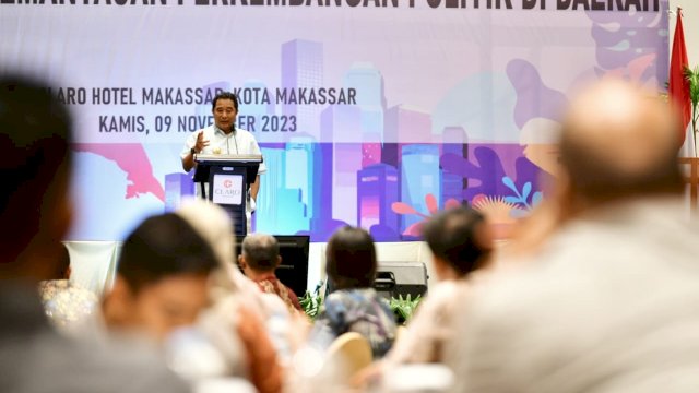 Penjabat (Pj) Gubernur Sulsel, Bahtiar Baharuddin, membuka Bimbingan Teknis Sistem Informasi Pemantauan Perkembangan Politik di Daerah, yang dilaksanakan di Claro Hotel Makassar, Kamis, 9 November 2023. 