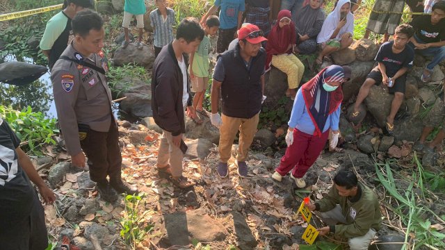 Proses evakuasi jasad bayi yang ditemukan di pinggir sungai/ist