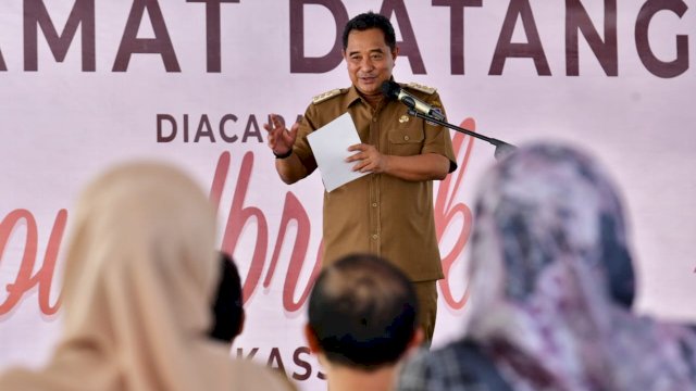 Peletakan batu pertama bangunan packing house (rumah pengemasan) dan ripening (ruang pematangan) pisang cavendish PT Laris Manis Utama (LMU), di Kawasan Industri Tallasa City, Makassar, Selasa, 14 November 2023. 