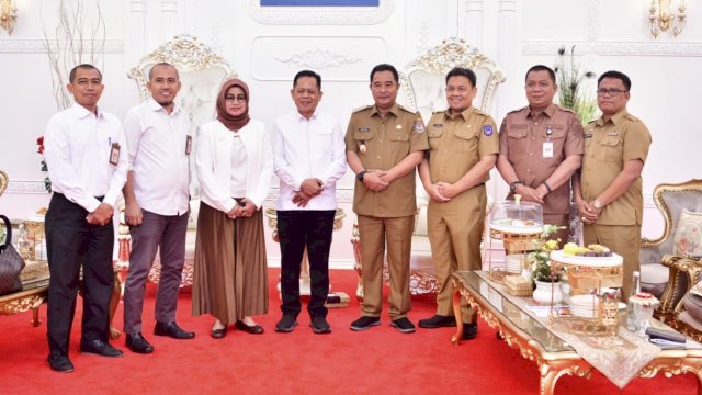 Penjabat Gubernur Sulsel Bahtiar Baharuddin menerima audiensi dari Rektor Institut Agama Islam Negeri (IAIN) Bone, Prof. Dr. H. Syahabuddin, M. Ag bersama jajaran di Rumah Jabatan Gubernur Sulsel, Selasa, 14 November 2023.