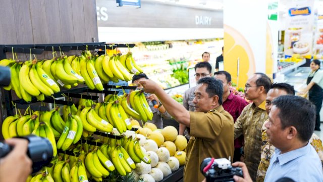 Pj Gubernur Bahtiar meninjau pisang cavendish yang dijual di pasar modern di Jalan Sulawesi, Makassar.