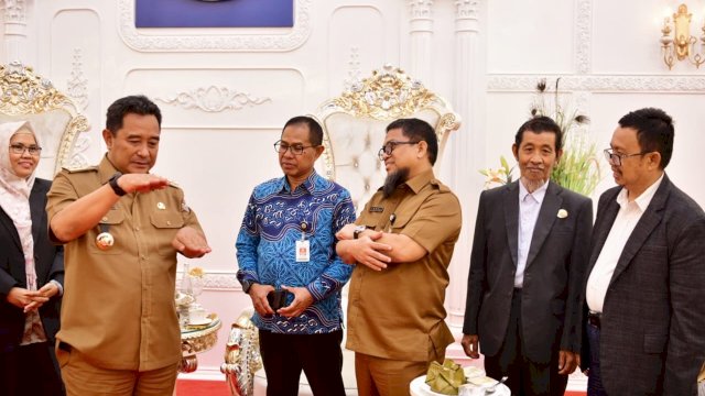 Penjabat Gubernur Sulsel, Bahtiar Baharuddin, menerima audiensi Pengurus Dewan Pendidikan (DP) Kabupaten Bone, di Rumah Jabatan Gubernur, Selasa, 14 November 2023.