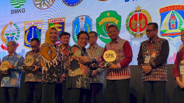 Pemprov Sulawesi Selatan menerima penghargaan Tata Kelola Standardisasi dan Penilaian Kesesuaian Tahun 2023 atas capaian indeks maturitas tata kelola SPK level 3.
