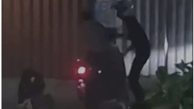 Potongan video seorang pria menganiaya kekasihnya di pinggir jalan/Int