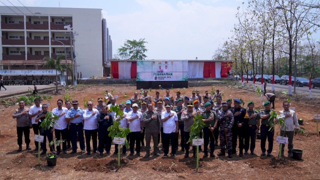 Penanaman 10 Juta Pohon Serentak di Seluruh Indonesia, yang dilaksanakan di Mapolda Sulsel, Rabu, 15 November 2023.