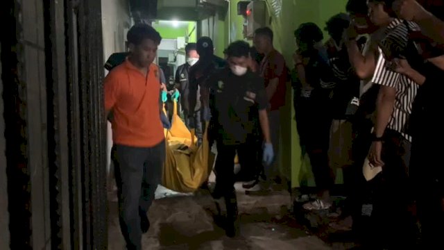 Pihak kepolisian saat mengevaluasi dua mayat yang ditemukan dalam kamar kos di Makassar/(Portal Media/Aldy) 