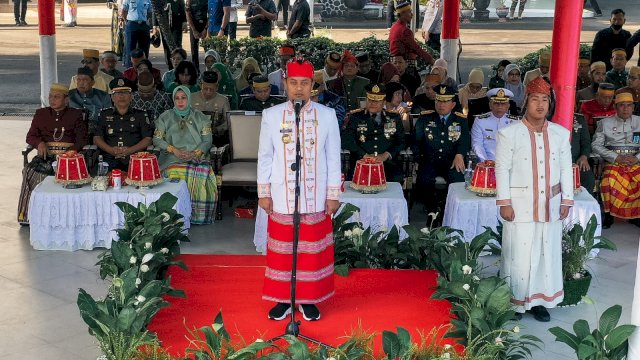 Gubernur Sulawesi Selatan, Andi Sudirman Sulaiman bertindak sebagai Inspektur Upacara Hari Lahir Pancasila Tahun 2023 di Lapangan Upacara Gubernuran, Kamis, 1 Juni 2023.