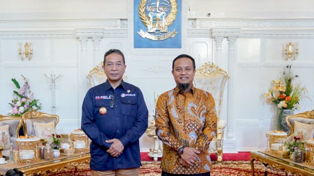 Gubernur Sulsel Andi Sudirman Sulaiman menerima kunjungan Kepala Kantor Zona Tengah Badan Keamanan Laut Republik Indonesia (Bakamla RI), Laksma Bakamla Octavianus Budi Susanto di Rumah Jabatan Gubernur Sulsel, Kamis, 8 Juni 2023.