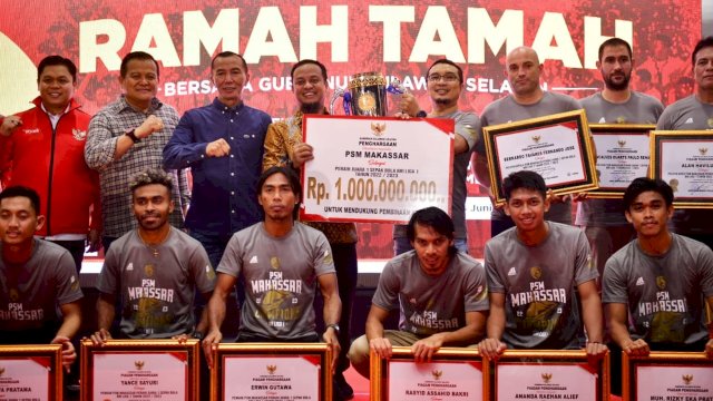 Gubernur Sulsel, Andi Sudirman Sulaiman menyerahkan secara langsung piagam penghargaan kepada PSM Makassar sebagai Juara 1 Sepak Bola BRI Liga 1 Tahun 2022/2023 dan memberikan bonus Rp1 miliar.