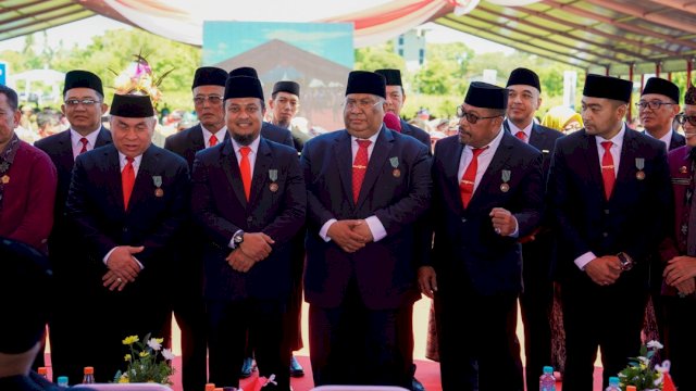 Gubernur Sulsel Andi Sudirman Sulaiman menerima penghargaan Satyalancana Wira Karya dari Presiden Republik Indonesia Joko Widodo.&nbsp;