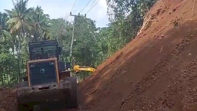 Pemerintah Provinsi Sulsel kembali melakukan rekonstruksi lanjutan ruas Rantepao - Sa'dan - Batusitanduk sepanjang 2 km. Jalan ini dikerjakan secara bertahap.