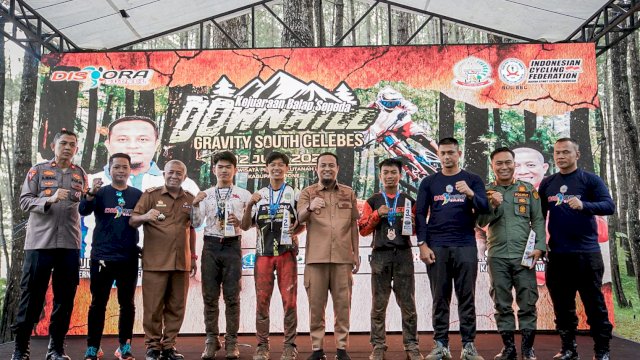 Gubernur Sulsel, Andi Sudirman Sulaiman menutup secara resmi Kejuaraan Balap Sepeda Downhill Gravity South Celebes di Hutan Wisata Pinus Bulutanah, Kecamatan Lappariaja, Kabupaten Bone, Senin, 12 Juni 2023.