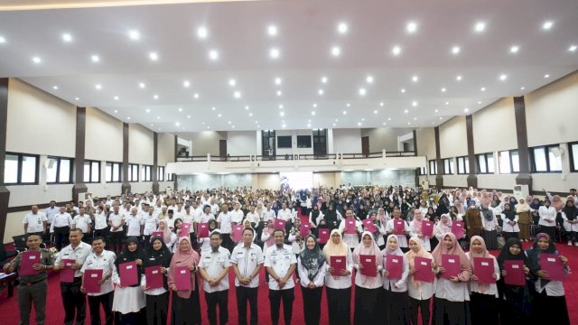 Gubernur Sulsel, Andi Sudirman Sulaiman, menyerahkan Surat Keputusan (SK) kenaikan jabatan fungsional jenjang ahli muda dan ahli madya untuk 856 Pegawai Negeri Sipil (PNS).