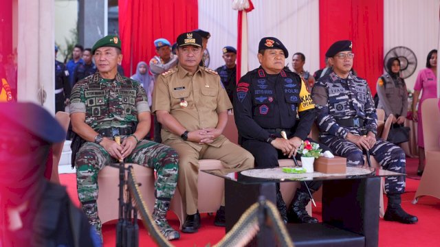 Penjabat Gubernur Sulsel, Bahtiar Baharuddin, menghadiri HUT Brimob ke-78 Tahun, di Mapolda Sulsel, Kamis, 16 November 2023.