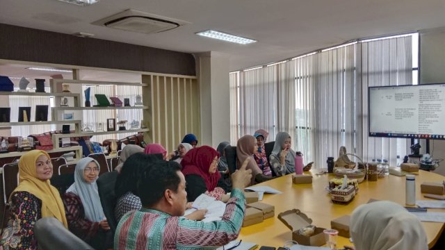 Rapat Persiapan Rakor Dekranasda Sulsel berlangsung di Ruang Rapat Disperindag Sulsel, Kamis, 16 November 2023.