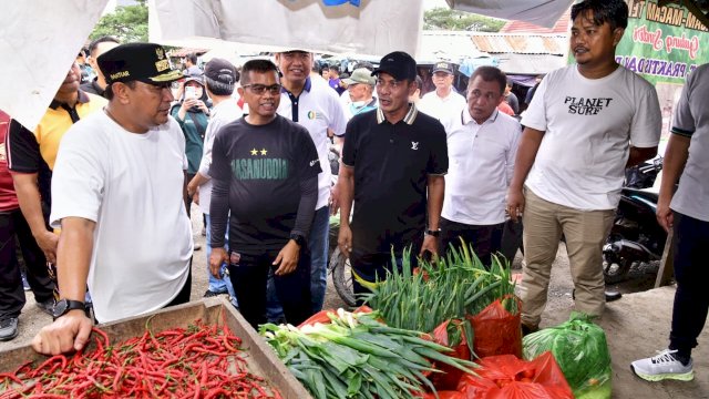 Pj Gubernur Bahtiar Baharuddin, meninjau pasar murah yang digelar Disperindag Sulsel, bekerjasama dengan Pemerintah Kabupaten Bone, di Kawasan Stadion La Patau, Minggu, 19 November 2023.