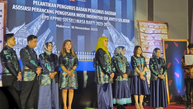Pengurus Asosiasi Perancang Pengusaha Mode Indonesia (APPMI) Sulsel Periode 2023 - 2028 resmi dikukuhkan, di Hotel Aston Makassar, Sabtu malam, 18 November 2023.