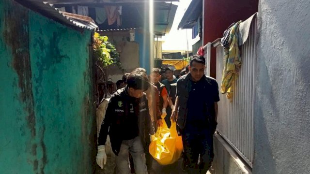 Proses evakuasi jasad korban oleh pihak kepolisian (Portal Media/Aldy) 