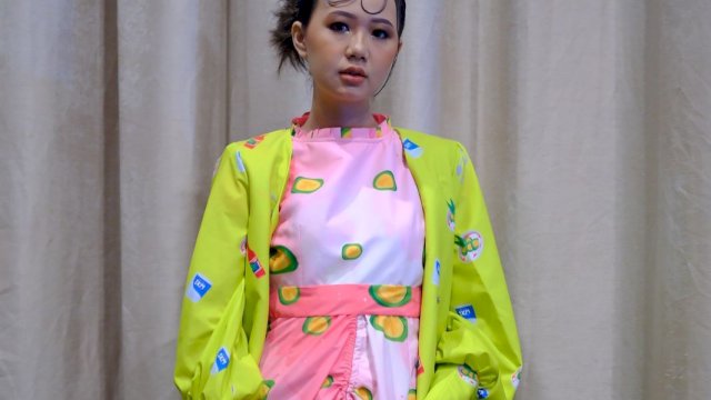 Salah satu rancangan desainer Ayu Gani. Tahun depan, trend fashion akan didominasi warna-warna cerah.