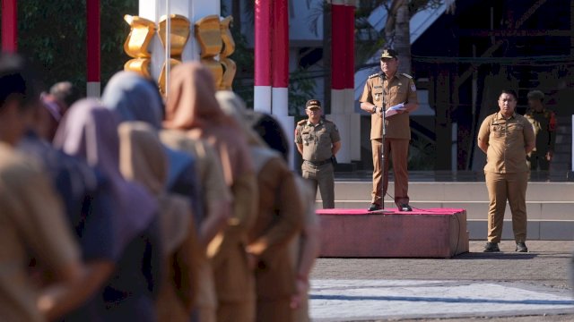 Pj Gubernur Sulsel, Bahtiar Baharuddin, memimpin langsung apel pegawai lingkup Pemprov Sulsel, di Lapangan Upacara Kantor Gubernur, Senin, 20 November 2023.