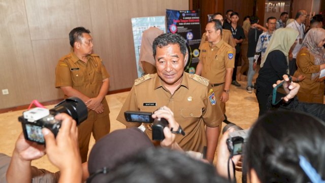 Penjabat Gubernur Sulsel, Bahtiar Baharuddin, usai membuka Literasi Keamanan Siber pada Penyelenggaraan Pemilu, yang dilaksanakan di Hotel Gammara, Kota Makassar, Senin, 20 November 2023.