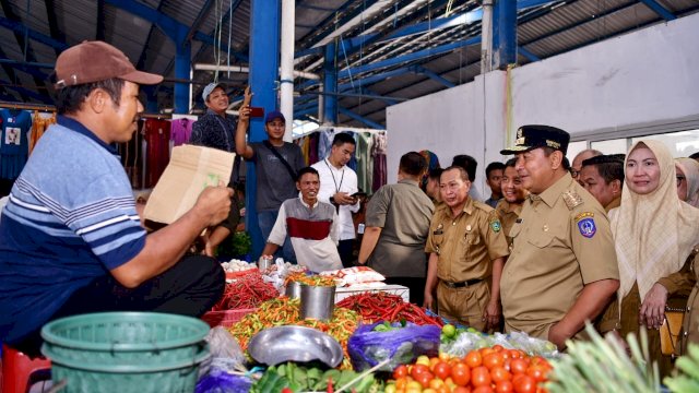 Pj Gubernur Sulsel Bahtiar Baharuddin melakukan peninjauan harga kebutuhan pokok di Pasar Tradisional Batangase, Kecamatan Mandai, Kabupaten Maros, Selasa, 21 November 2023.