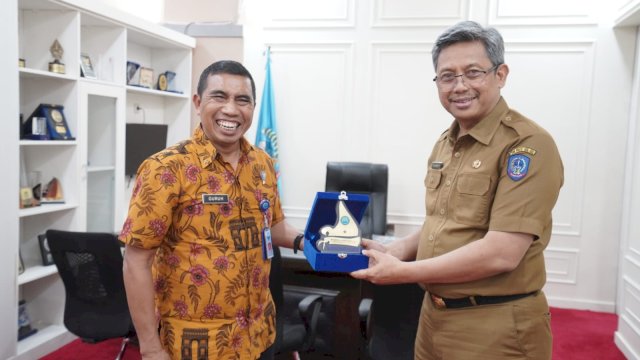 Plh Sekda Sulsel, Andi Muhammad Arsjad bertemu dengan Kepala Badan Narkotika Nasional Provinsi (BNNP) Sulsel Brigjen Pol Guruh Ahmad Fadiyanto di ruang Kerja Sekda Sulsel, Selasa, 21 November 2023.