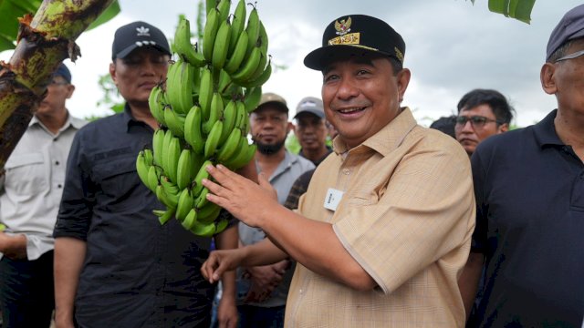 Pj Gubernur Bahtiar saat berkunjung ke Desa Talumae di Kecamatan Watangsidenreng, Kabupaten Sidenreng Rappang (Sidrap), Sabtu, 25 November 2023.