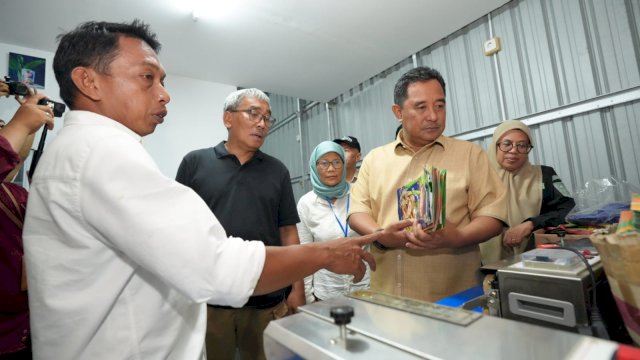 Pj Gubernur Sulsel Bahtiar Baharuddin dan Wakil Ketua DPRD Sulsel Syaharuddin Alrif, melakukan kunjungan ke pabrik pengolahan keripik pisang Loka Sidenreng yang berada di Desa Damai, Kecamatan Watang Sidenreng, Kabupaten Sidrap.