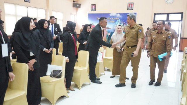 Plh Sekda Provinsi Sulsel, Andi Muhammad Arsjad, memberikan motivasi kepada para peserta Pendidikan dan Pelatihan Pimpinan (Diklatpim) di Aula BPSDM Sulsel, Senin, 26 November 2023.