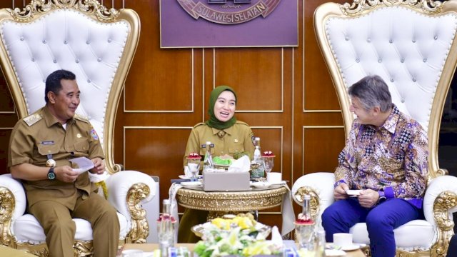 Penjabat Gubernur Sulsel, Bahtiar Baharuddin, menerima kunjungan Duta Besar Uni Eropa Untuk Indonesia dan Brunei Darussalam, H.E Vincent Piket, di Kantor Gubernur, Senin, 27 November 2023.
