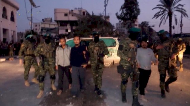 Diperlakukan dengan Baik, Sandera Israel Kirim Surat Terima Kasih Kepada Hamas saat Dibebaskan