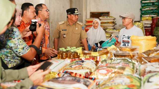 Pj Gubernur Sulsel Bahtiar Baharuddin bersama Wali Kota Makassar Mohammad Ramdhan Pomanto, melakukan operasi pasar di Pasar Toddopuli, Jalan Todddopuli Raya, Makassar, 30 November 2023.