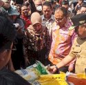 Jelang Nataru, Pj Gubernur Sulsel dan Wali Kota Makassar Sidak Harga Pangan di Pasar Panakkukang 