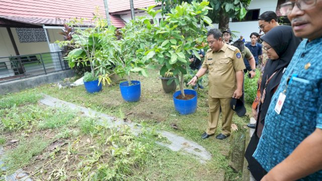 Penjabat Gubernur Bahtiar Baharuddin melakukan kunjungan ke Kantor Dinas Tanaman Pangan, Hortikultura dan Perkebunan (TPH-BUN) Provinsi Sulawesi Selatan, di Jalan Amirullah Nomor 1, Maricaya Selatan, Kecamatan Mamajang, Kota Makassar, Kamis, 30 November 2023.