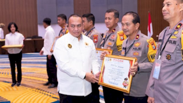 Penyerahan penghargaan untuk UPP Satgas Saber Pungli.